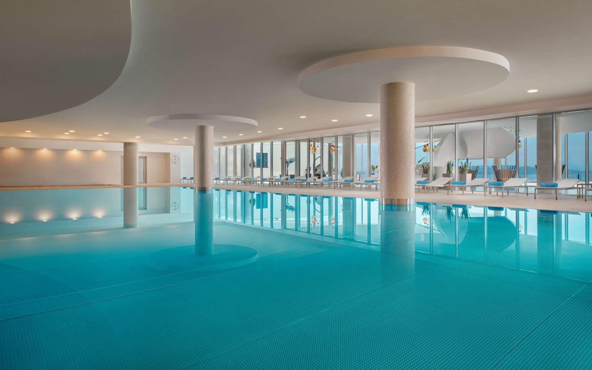 Hilton Rijeka Costabella Beach Resort And Spa Екстериор снимка The swimming pool at the hotel