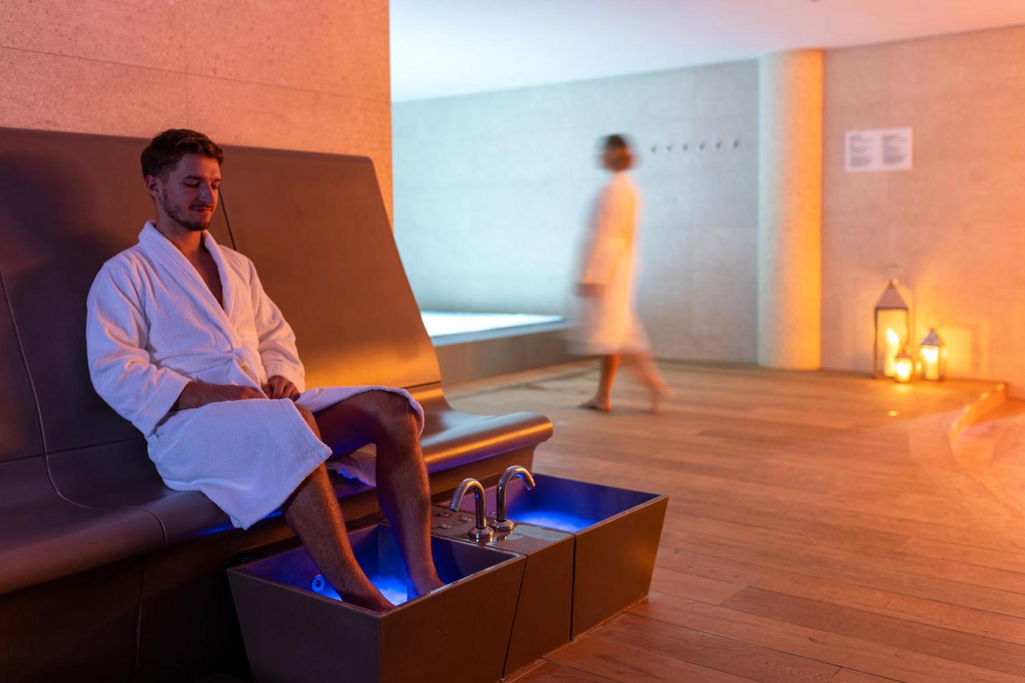 Hilton Rijeka Costabella Beach Resort And Spa Екстериор снимка A foot bath