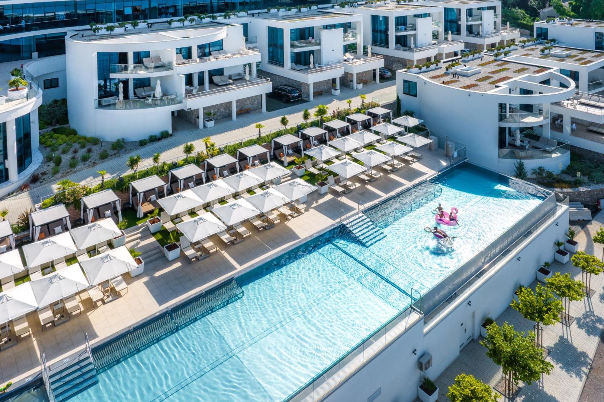 Hilton Rijeka Costabella Beach Resort And Spa Екстериор снимка The hotel's rooftop pool