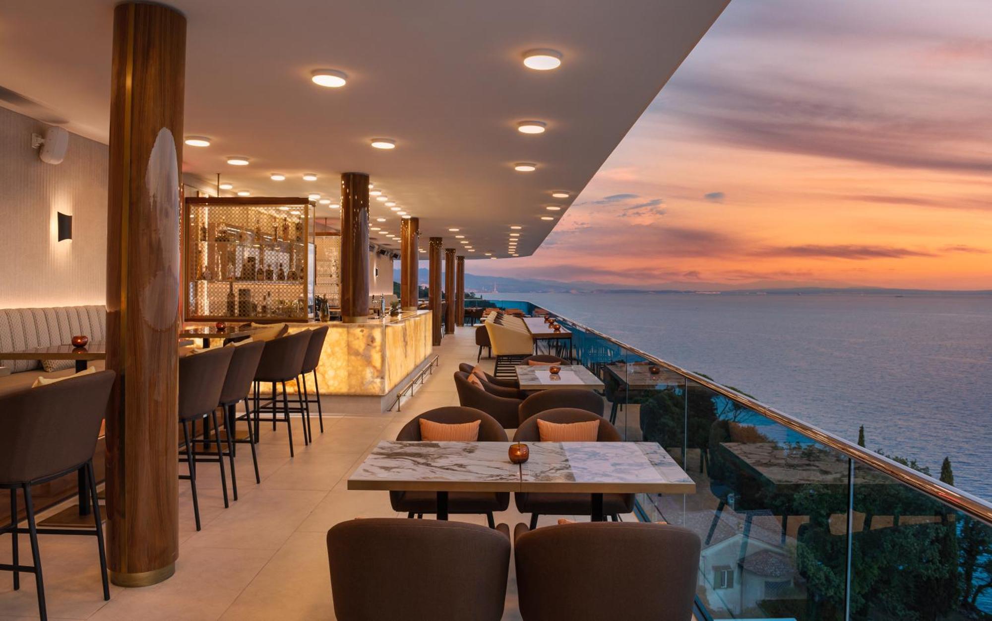 Hilton Rijeka Costabella Beach Resort And Spa Екстериор снимка The Sky Bar