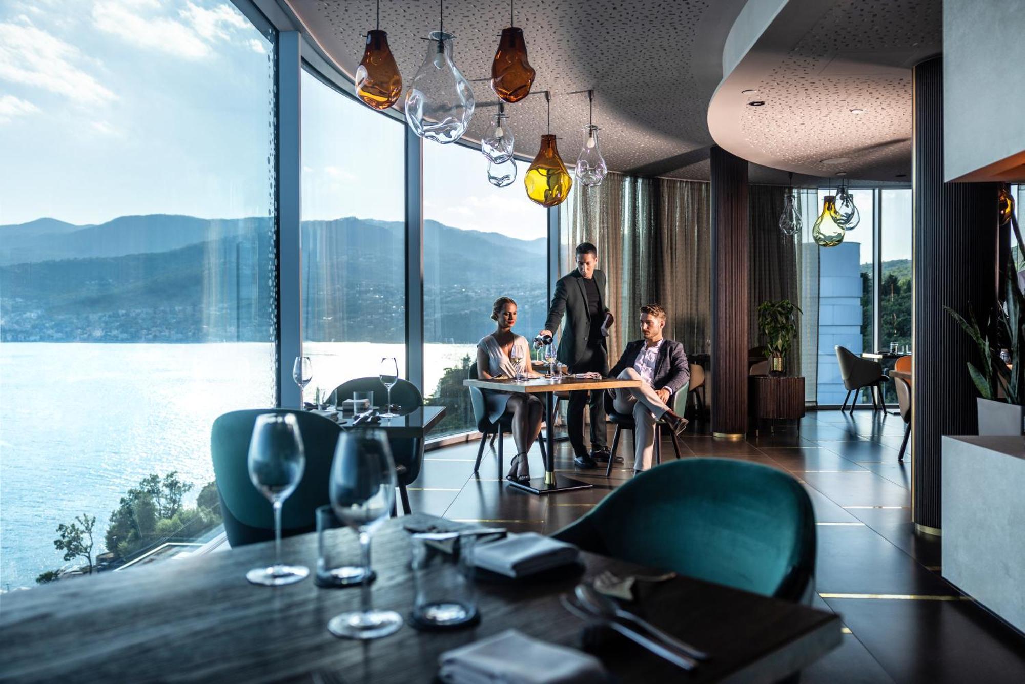 Hilton Rijeka Costabella Beach Resort And Spa Екстериор снимка Restaurant 1705