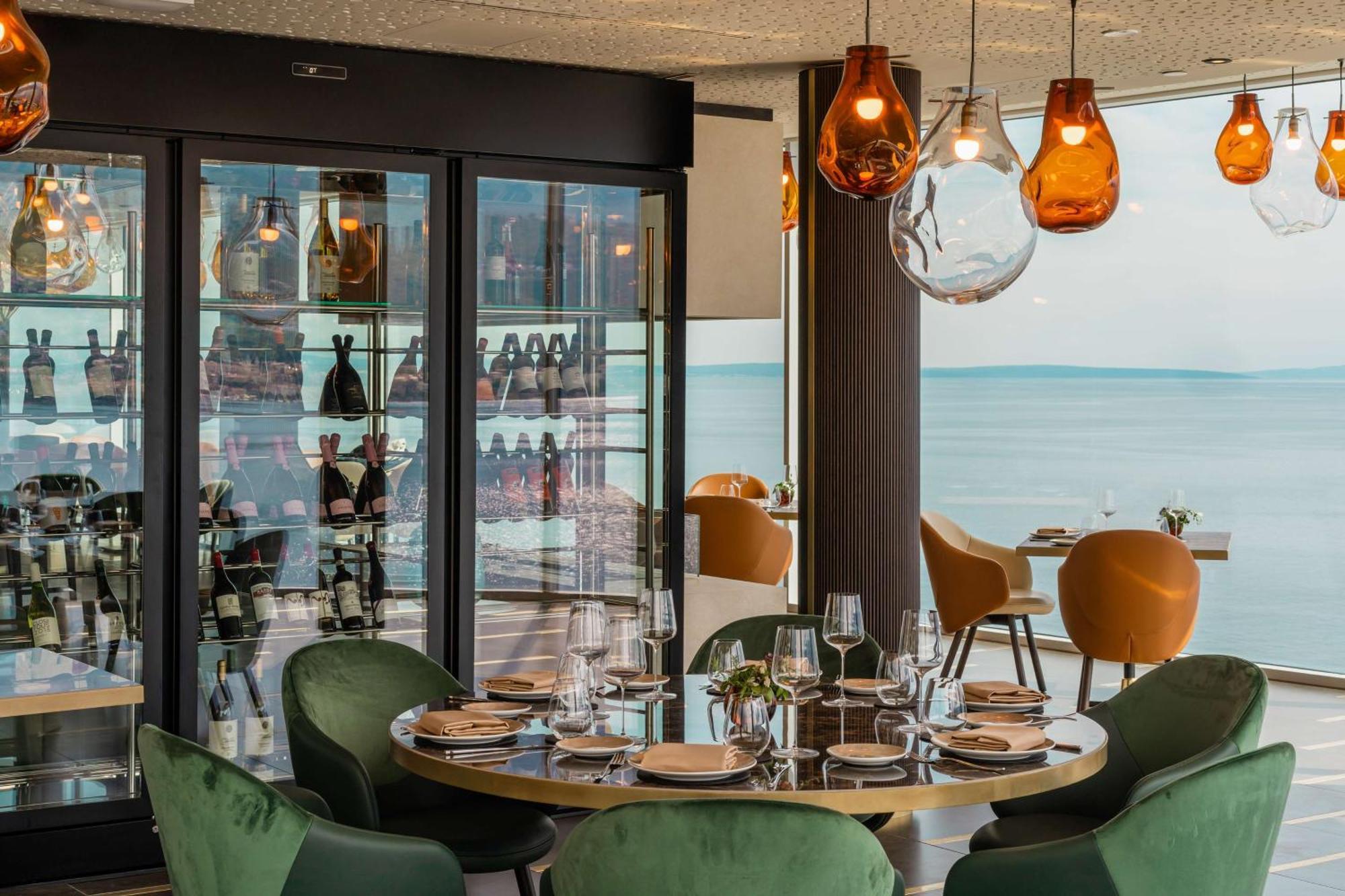 Hilton Rijeka Costabella Beach Resort And Spa Екстериор снимка The restaurant