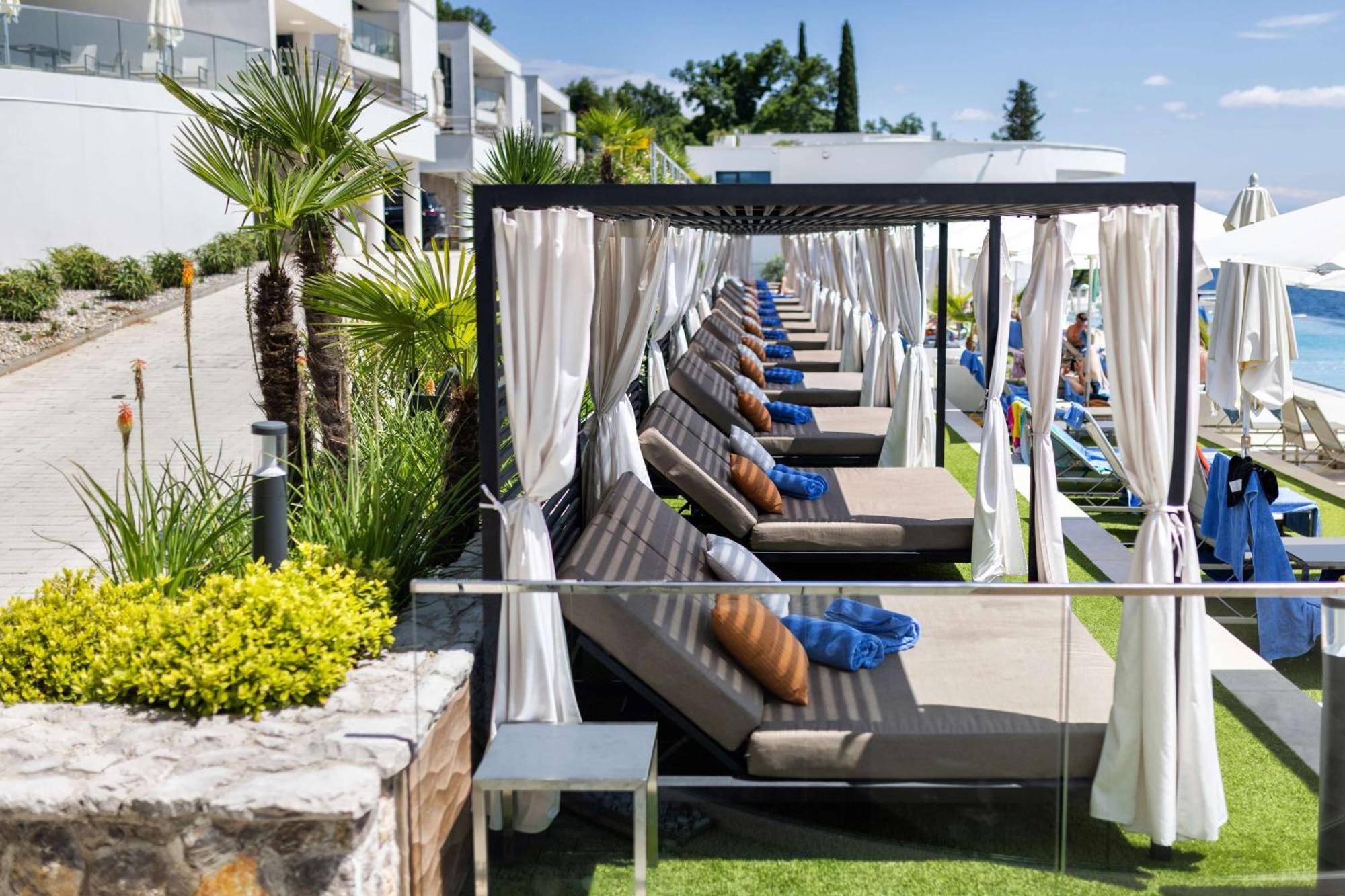 Hilton Rijeka Costabella Beach Resort And Spa Екстериор снимка Cabana at a resort