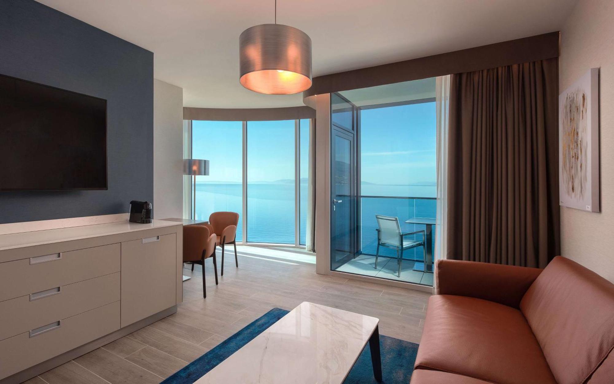 Hilton Rijeka Costabella Beach Resort And Spa Екстериор снимка A suite at the Hilton London West End