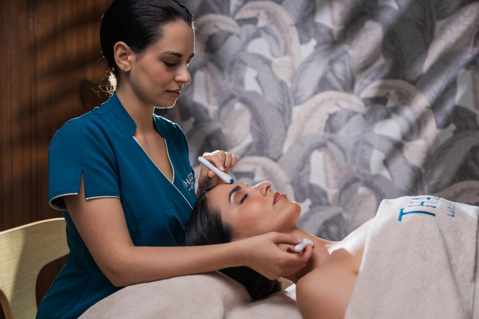 Hilton Rijeka Costabella Beach Resort And Spa Екстериор снимка A woman receiving a facial treatment